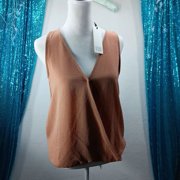 NWT Olive And Oak Womens Lightweight Crossed Bodice Top Frappuccino SZ S Taupe - Picture 1 of 12